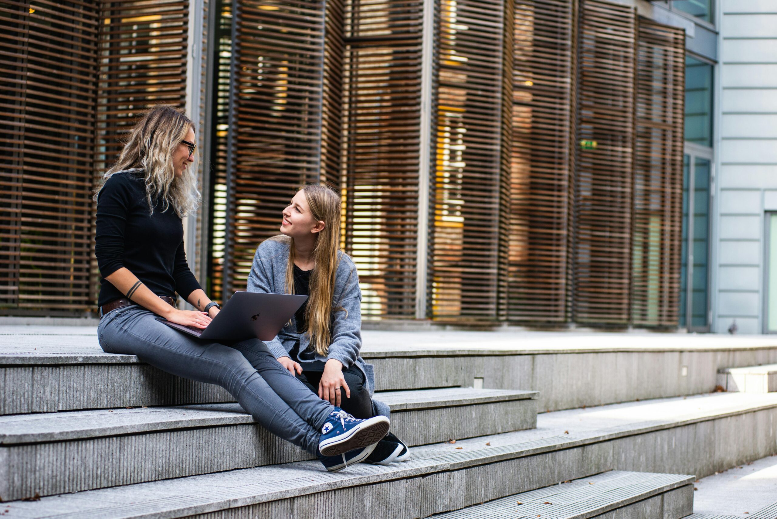 pexels-buro-millennial-636760-1438084 sécurité entreprise valais
